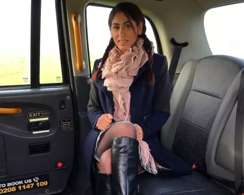 British babe gives great deepthroat