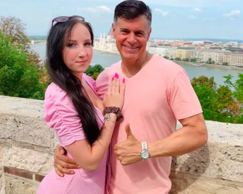 Nephew and His Uncle Give Pretty Teen Tour of Bootypest!