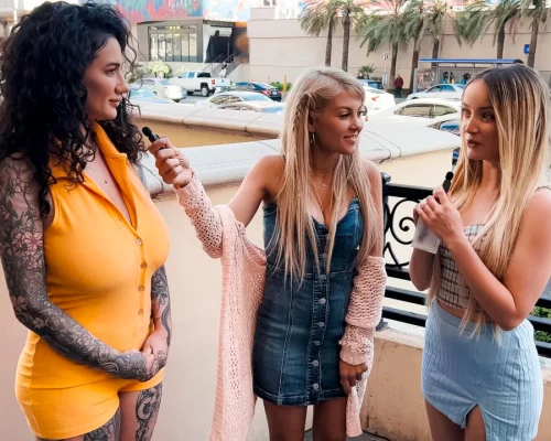 Sexy Chicks On The Strip