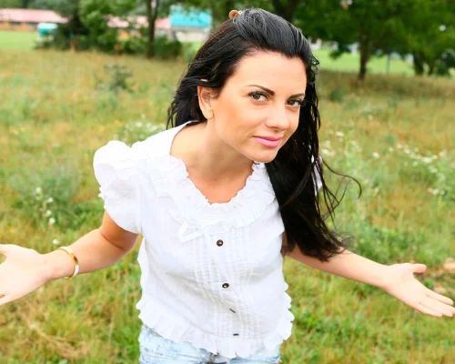 Pretty Babe in Shorts Fucked in a Car