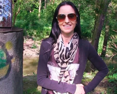 Broke Model Fucks Stranger In The Woods For A Job