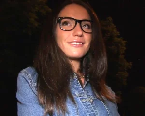 Hot brunette spreads her legs for outdoor fucking