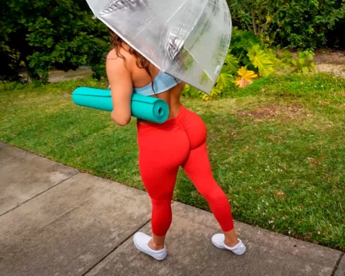 Essie's Ass Makes It Snow On The Bus