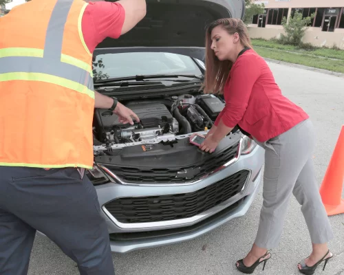 Janet golpea con su coño la polla de un mecánico en su garaje
