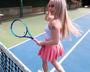 Haley Spades se vuelve loca en una pista de tenis pública
