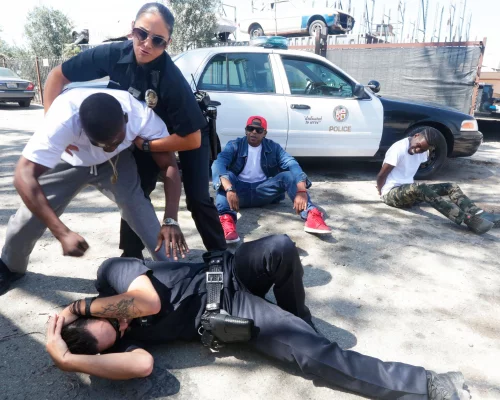 Sheena Ryder es una poli corrupta a la que se follan tres BBC