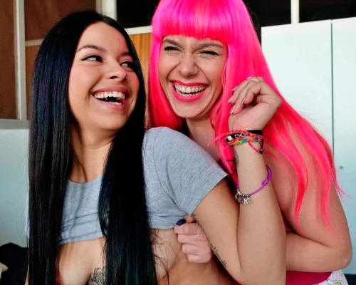 Niki & Pink Charlotte - Dos Lobas Para Un Cordero