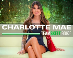 Newbie Charlotte Mae Debuts With a Nasty Facial