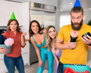 Smashing My Hot Lesbian Roommates